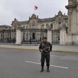 Peru - Lima - nmst Plaza de Armas (tak Plaza Mayor) - vldn palc
