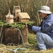 Peru - jezero Titicaca - plovouc ostrovy Uros, ukzka jejich stavby